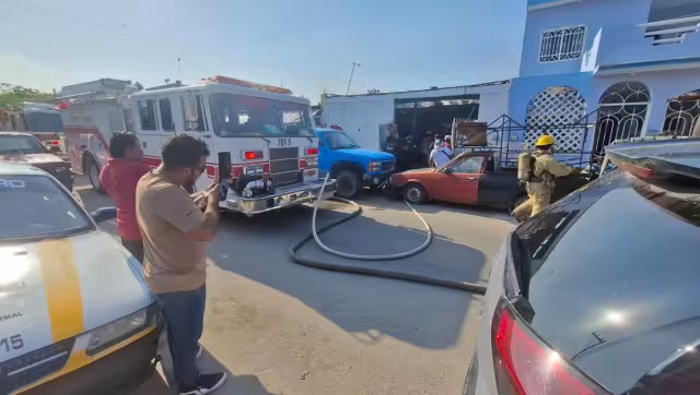 Corto circuito provoca incendio en fraccionamiento Caribe.