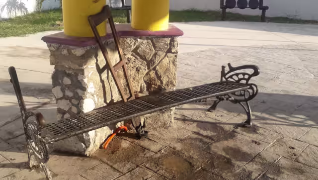 El abuelito no cuenta con una pierna por lo que usa muletas