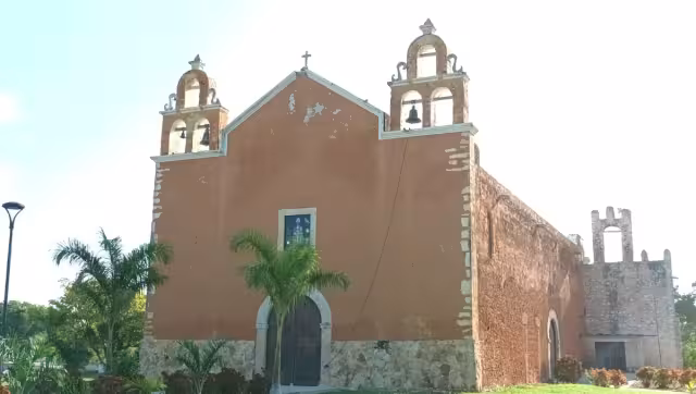 Algo que ha sobresalido en el lugar es que en el pasillo y en los alrededores del atrio se han colocado palmas para que decoren el lugar y lo llenen de sombra