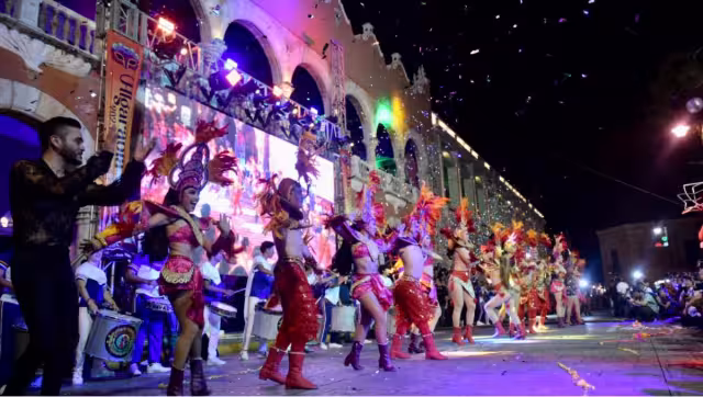 Meridanos acudieron al palacio municipal para conocer el tema del carnaval en su próxima edición