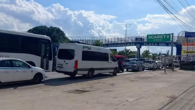Automovilistas y choferes tienen que armarse de paciencia para atravesar la vía federal, desde la entrada a Playa, hasta el acceso a la privada Xcalacoco.