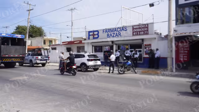 Motociclista imprudente choca contra camioneta en Plan Chac