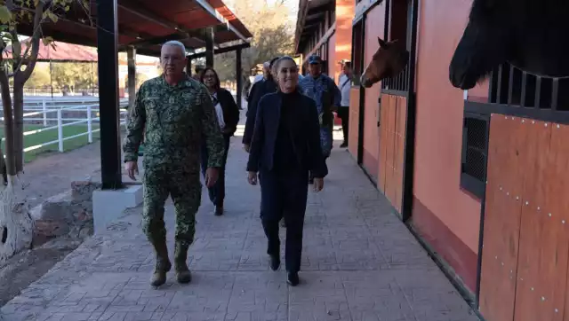 Durante el recorrido, la mandataria estuvo acompañada por el secretario de la Defensa Nacional, el general Ricardo Trevilla Trejo