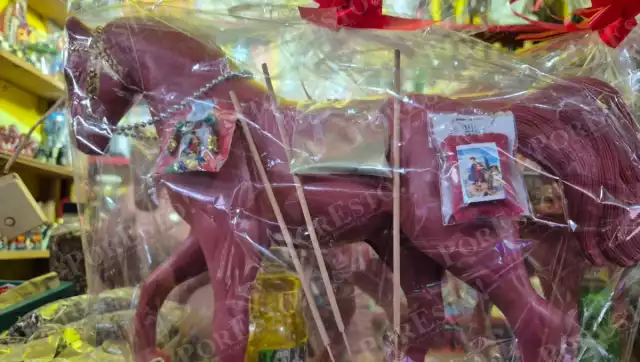 En el mercado de Champotón promueven el ritual del Caballo de Fuego para atraer prosperidad.