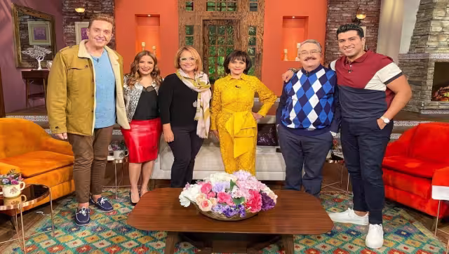 En 1997, Pati Chapoy invitó a Álvaro Cueva a formar parte de los conductores de Ventaneando, luego de la salida de Juan José Origel, pero el famoso salió al poco tiempo debido a su físico