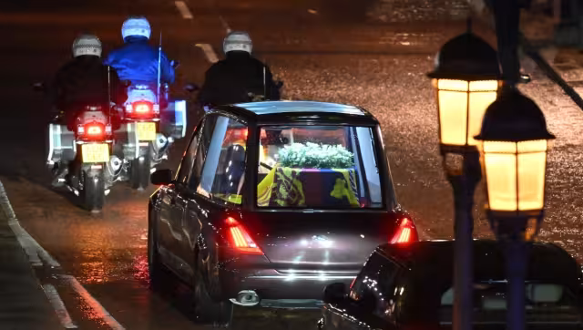 Los restos mortales de Isabel II llegaron este martes al Palació de Buckingham, su residencia oficial en Londres durante siete décadas. Foto: AFP