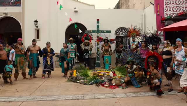 Como parte de las celebraciones se llevaron a cabo ofrendas y ceremonias prehispánicas, así como la tradicional vaquería yucateca
