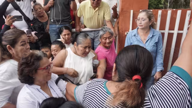 Las madres no dejaban pasar a la directora hasta tener una solución