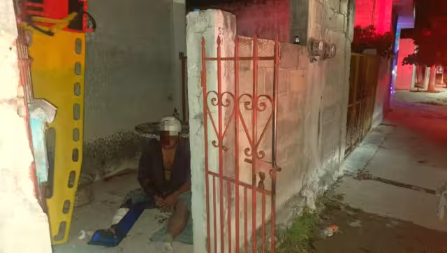 El hombre fue hallado dos horas después en la puerta de un predio