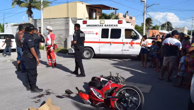 Los más de 50 curiosos complicaron la llegada de la ambulancia