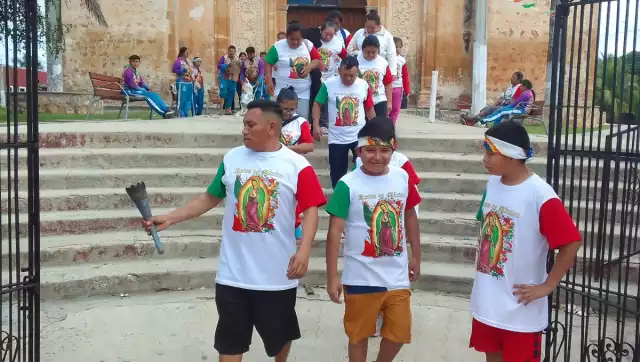 Decenas de peregrinos toman Peto como un punto de descanso en su ruta de promesa