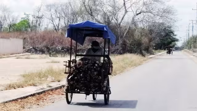 En la comunidad varias familias prefieren usar leña por el alto precio que tiene el gas