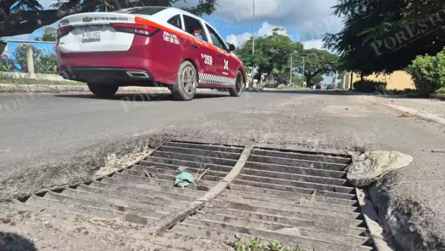 Ciudadanos señalan que la rejilla está honda, desnivelada y poco visible.