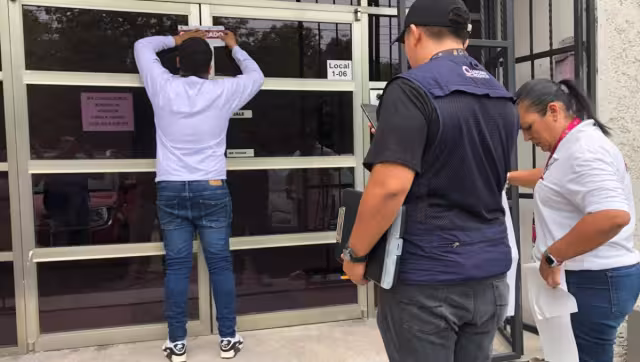 Personal del SATQ acudió a las oficinas a colocar los sellos