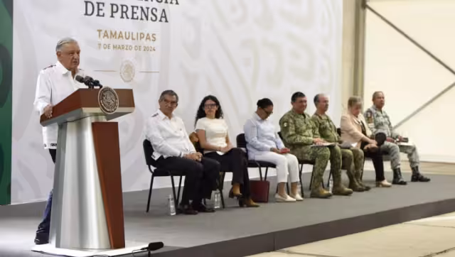El presidente Andrés Manuel López Obrador señaló que llegaron como 6 camiones más para “querer entrar por la fuerza” a Palacio Nacional