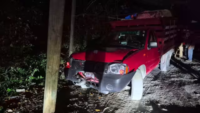 Camioneta se impacta con un poste en la Manigua.