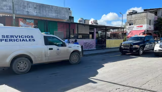 La trágica escena desvela detalles impactantes: la víctima, presuntamente afectada por intensos dolores, se aferró a la reja antes de perder la vida en el lugar.