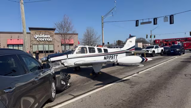 Durante el aterrizaje forzoso, la avioneta golpeó tres automóviles y provocó que el tanque de combustible se desprendiera