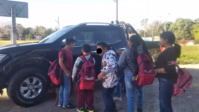 El grupo de estudiantes llegó desde temprana hora, ya que se les había prometido que a partir de este martes tendrían un profesor de base.