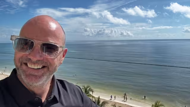 Esposa de Luis García interrumpe un programa tras descubrir un coqueteo del exfutbolista con Fey