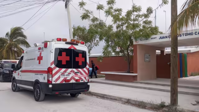 El joven no poseía signos vitales, por lo que fue necesario cubrirlo con una manta para declarar su deceso.