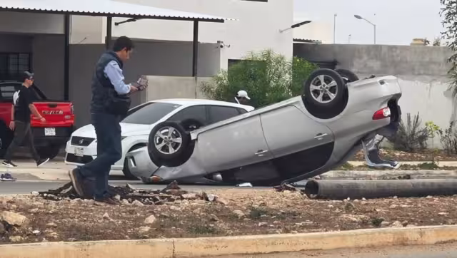 Auto acaba sobre su costado tras choque en fraccionamiento Los Héroes