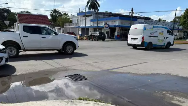 Denuncian vecinos de la colonia Centro fuga de agua sin atender por más de una semana