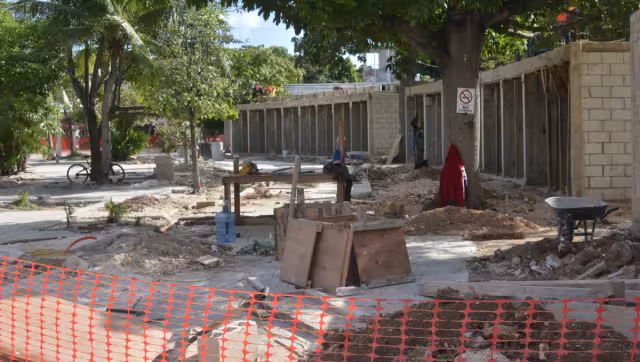 Vendedores de alimentos lamentan la pérdida de la temporada alta y culpan lo arbitrario de la obra.