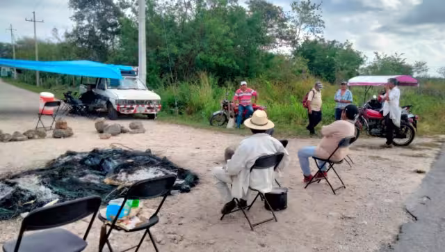 En grupos de 7 personas se rotan los turnos para evitar la entrada a los trabajadores de la granja en Sitilpech