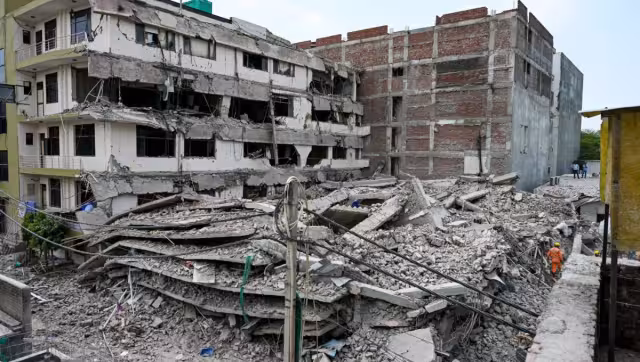 La jefa de Gobierno de Nueva Delhi, Rekha Gupta, anunció que se abrirá una investigación para determinar qué provocó el colapso del edificio