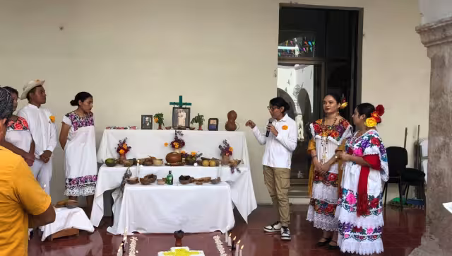 Turistas nacionales y extranjeros se vieron interesados en la muestra de altares de la UADY