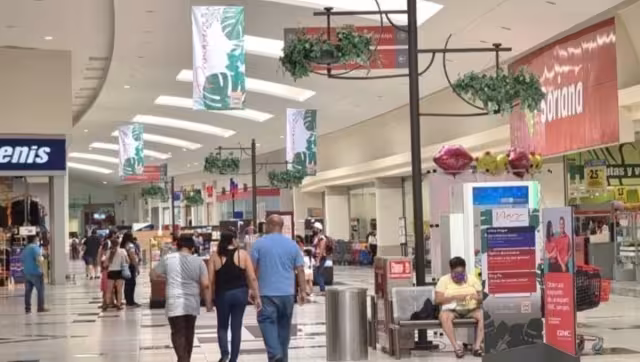 Al lugar llegaron elementos policiales; un día antes estuvieron sofocando un incendio al interior de la plaza