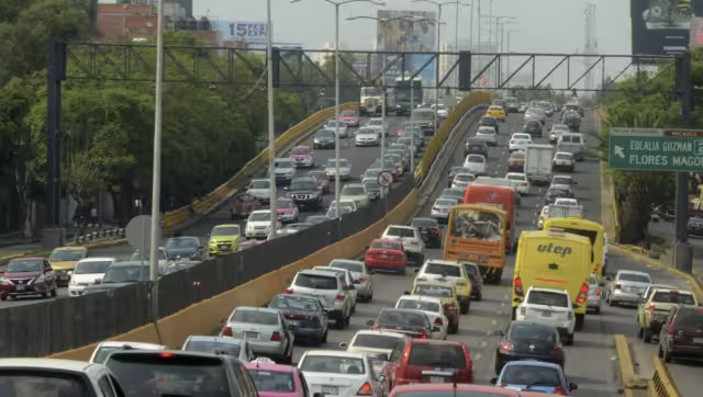 El programa Hoy No Circula es una medida ambiental que restringe la circulación vehicular en días específicos