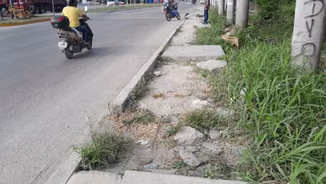 Ante las malas condiciones, es difícil transitar por este lugar