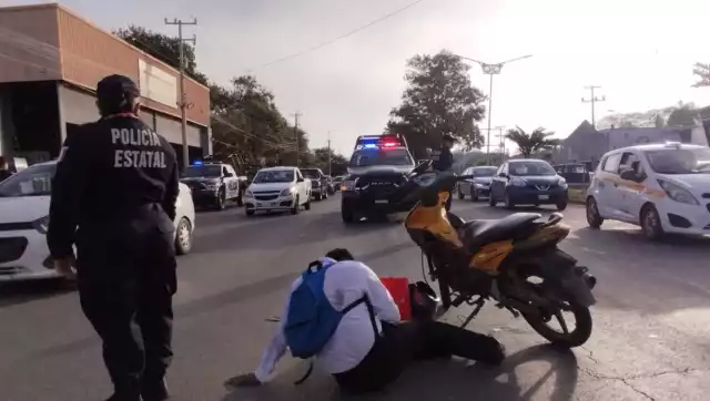Motociclista termina con fractura de rodilla por imprudencia de automovilista