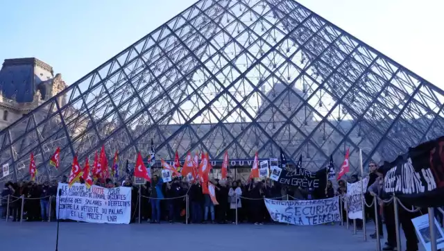 Fuera de la icónica pirámide de cristal, decenas de visitantes se toparon con la sorpresa del cierre total