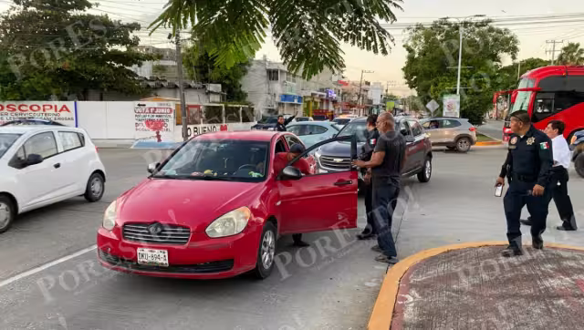 Choque entre dos vehículos dejó daños materiales en la colonia Francisco I. Madero.