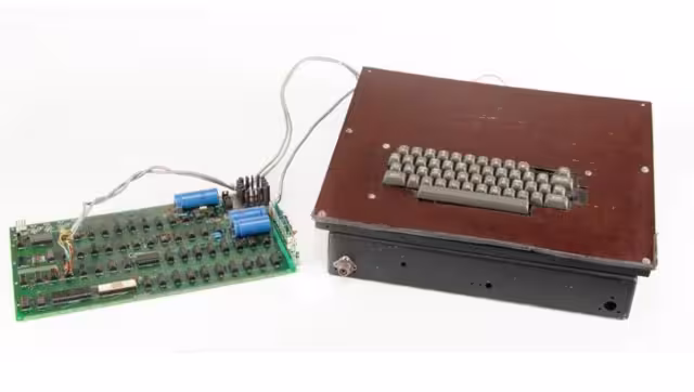 Esta es la computadora que estará en subasta. Foto: Especial