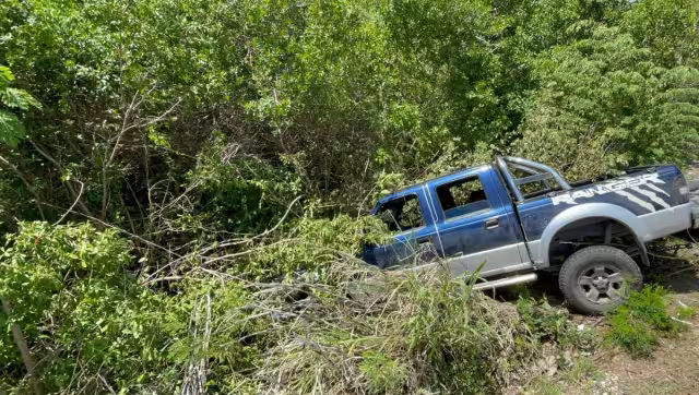 Un grupo de ciudadanos que atestiguó el accidente logró sacar a la pareja de la destartalada unidad,