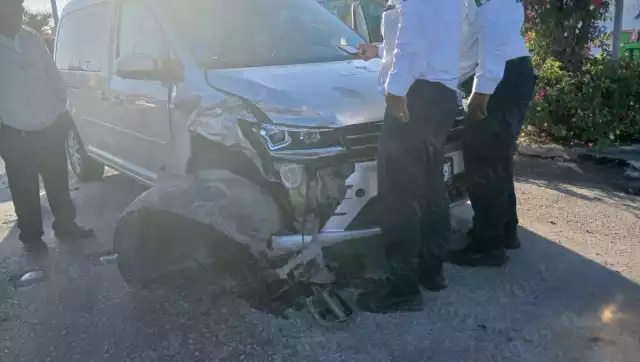 PSC atiende choque entre carroza fúnebre y automóvil en Campeche