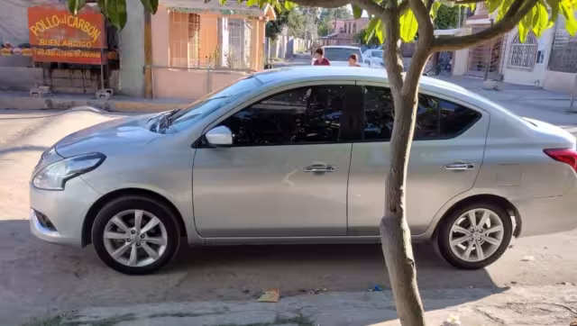 La mujer denuncia que se llevaron el auto durante la madrugada