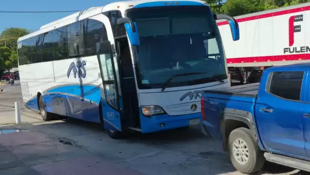 Daños materiales menores tras choque entre autobús y camioneta en la colonia Francisco I. Madero