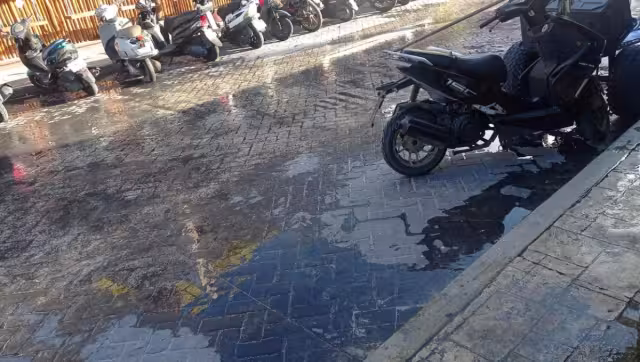 En pleno Centro Histórico, los desagües se esparcen por la calle, inundando la zona de olores pestilentes y poniendo en riesgo la salud de las personas.
