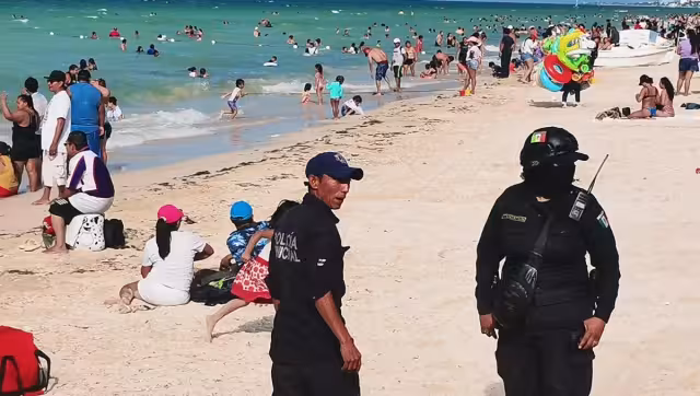 El hombre logró ingresar hasta el agua, para luego ser detenido por los oficiales