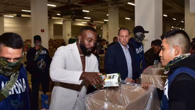El beisbolista ayudó a empaquetar los víveres para los damnificados en Acapulco