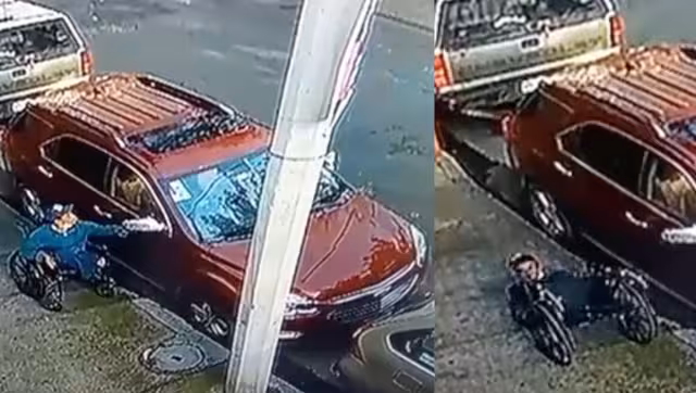 Debido al brusco movimiento que aplica para arrancar el espejo, el delincuente pierde el equilibrio y cae con todo y silla de ruedas