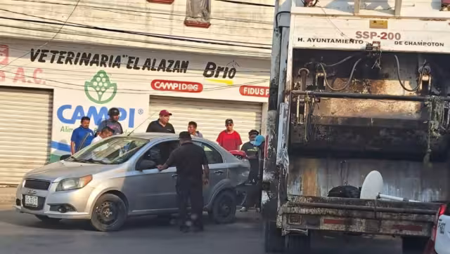 El conductor del auto compacto esperaba el cambio de semáforo para poder seguir su camino, cuando fue impactado