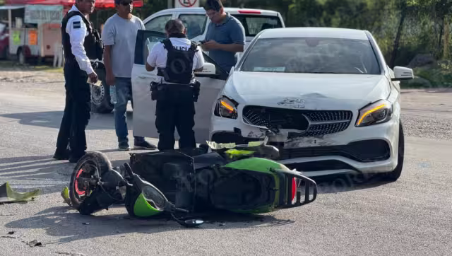 Un motociclista resultó lesionado tras un fuerte choque en la carretera Carmen–Puerto Real, frente a Misión del Carmen.