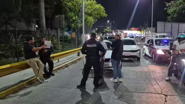 Presunto ebrio, colisiona e intenta huir en avenida Puerto de Progreso.