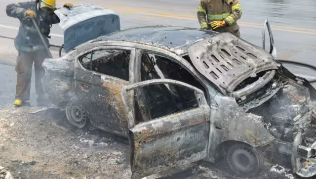 El fuego consumió por completo el auto